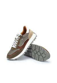Sneakers misti in materiali marroni e grigi, con rete, suede e gomma. Lacci bianchi e una suola grigia spessa con un motivo di trazione.