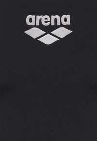 Camiseta de natación negra hecha de un tejido suave que presenta un logo blanco de "arena" y tres formas de diamante blancas.