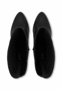 Bottines noires à bout pointu avec fermeture éclair latérale, vues de dessus sur fond blanc.