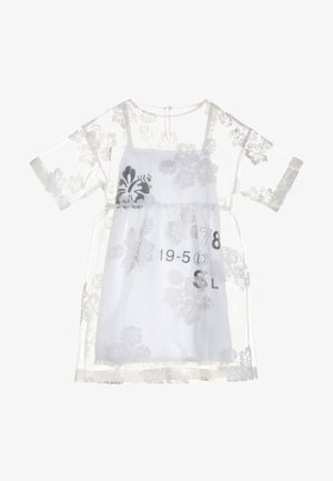 Robe blanche brodée de fleurs avec une superposition transparente, des manches courtes, un col rond et des détails imprimés en gris sur le devant.