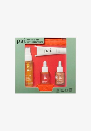 TRY PAI KIT
 CLEANSING OIL
 SOOTHING MOISTURIZER 
 BRONZING DROPS 
 REJUVENATING OVERNIGHT FACE OIL - Huidverzorgingsset - -