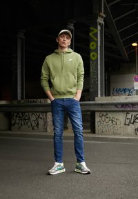 Wrangler LARSTON - Calças de ganga justas - dark-blue denim