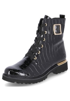 Bottine noire brillante à texture crocodile, avec lacets à l'avant, boucle dorée sur le côté et semelle crantée épaisse avec détail doré.
