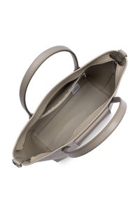 Beige gestructureerde handtas met twee ronde handvatten, open ritssluiting aan de bovenkant, textuurinterieur en een klein intern zakje met een label.
