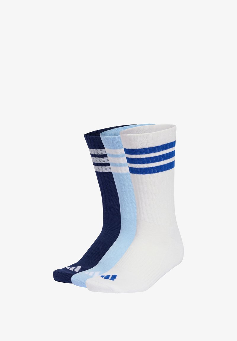 Trzy pary skarpet w kolorze granatowym, jasnoniebieskim i białym, z prążkowaną fakturą i trzema poziomymi paskami u góry w kontrastujących kolorach.