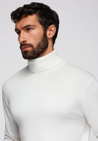 Biały sweter z golfem wykonany z gładkiego materiału dzianinowego, z wysokim kołnierzem i dopasowanym fasonem, z ribbowanymi akcentami przy szyi.
