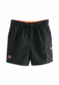 Schwarze Schwimmshorts mit elastischem Bund, orangefarbener Akzent oben, Kordelzugverschluss und seitlicher Cargo-Tasche. Logopatch auf der Vorderseite.