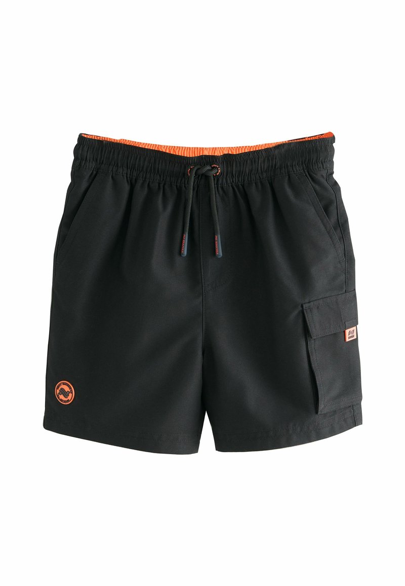 Schwarze Schwimmshorts mit elastischem Bund, orangefarbener Akzent oben, Kordelzugverschluss und seitlicher Cargo-Tasche. Logopatch auf der Vorderseite.