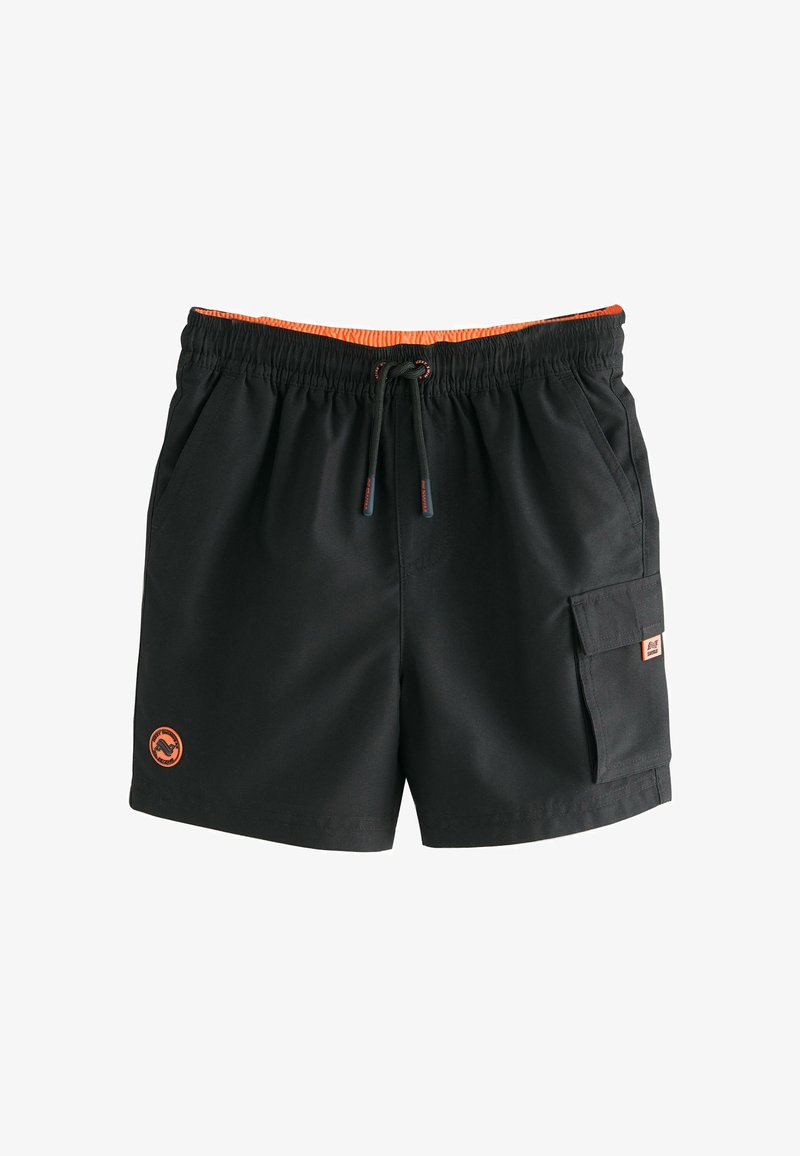 Short de bain homme noir avec doublure de ceinture orange, cordon de serrage ajustable, poche cargo latérale et petit logo rond près de l'ourlet.