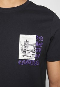 Brave Soul T-shirt estampada - jet black/multicolour