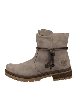 Graue Wildleder-Ankelstiefel mit leicht schlaffem Design, geflochtenen braunen Schnürsenkeln und einer strukturierten Gummisohle. Verfügt über ein kleines Logo an der Seite.