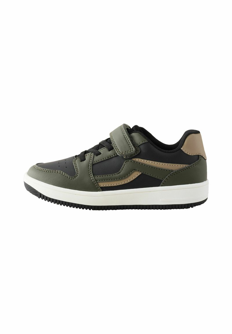 Baskets noires et vert olive avec un dessus en cuir lisse et en mesh. Comprend une sangle Velcro, des lacets et une semelle en caoutchouc avec une adhérence texturée.