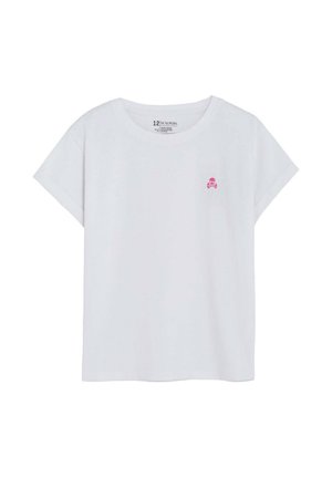 Camiseta blanca de manga corta con cuello redondo y pequeño logo rosa de calavera y huesos cruzados en el pecho izquierdo.