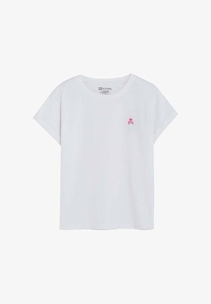 Camiseta blanca de manga corta con cuello redondo y pequeño logo rosa de calavera y huesos cruzados en el pecho izquierdo.