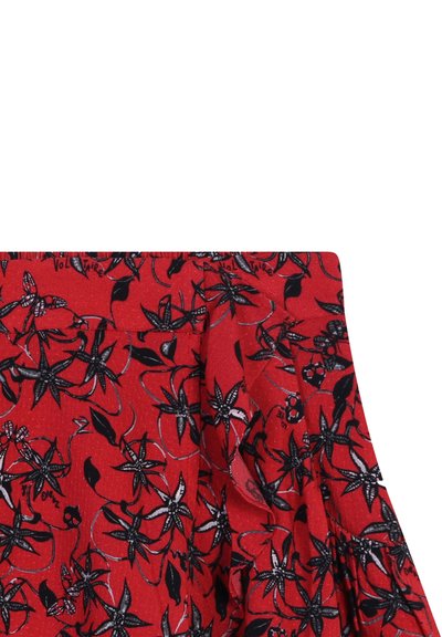 Jupe en tissu rouge ornée d'un motif floral noir, avec des plis et une ceinture élastique pour un ajustement parfait.