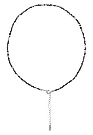 Jemný černý a stříbrný náhrdelník s korálky, se stříbrnou sponou a nastavitelným prodlužovacím řetízkem.