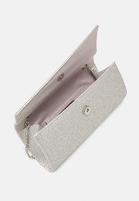 Clutch in glitter argento con tracolla a catena, dotata di chiusura a scatto e un morbido interno rosa. Texture liscia e forma rettangolare.