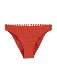 Röd bikiniunderdel i smidigt tyg, med en vit elastisk midjeband med scallopmönster. Klassisk brief-stil med minimal täckning.