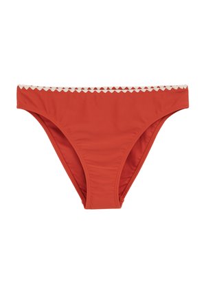 Czerwone bikini dolne wykonane z gładkiego materiału, z falbaniastą białą elastyczną talią. Klasyczny krój bokserek z minimalnym zakryciem.
