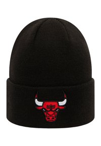 Cappello beanie nero a maglia con risvolto, caratterizzato da un logo di toro rosso e bianco ricamato sul davanti. Texture morbida, design strutturato.