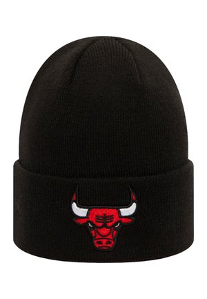 Cappello beanie nero a maglia con risvolto, caratterizzato da un logo di toro rosso e bianco ricamato sul davanti. Texture morbida, design strutturato.