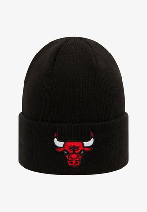 Gorro de lana negro con vuelta, que presenta un logo de toro bordado en rojo y blanco en la parte frontal. Textura suave, diseño estructurado.