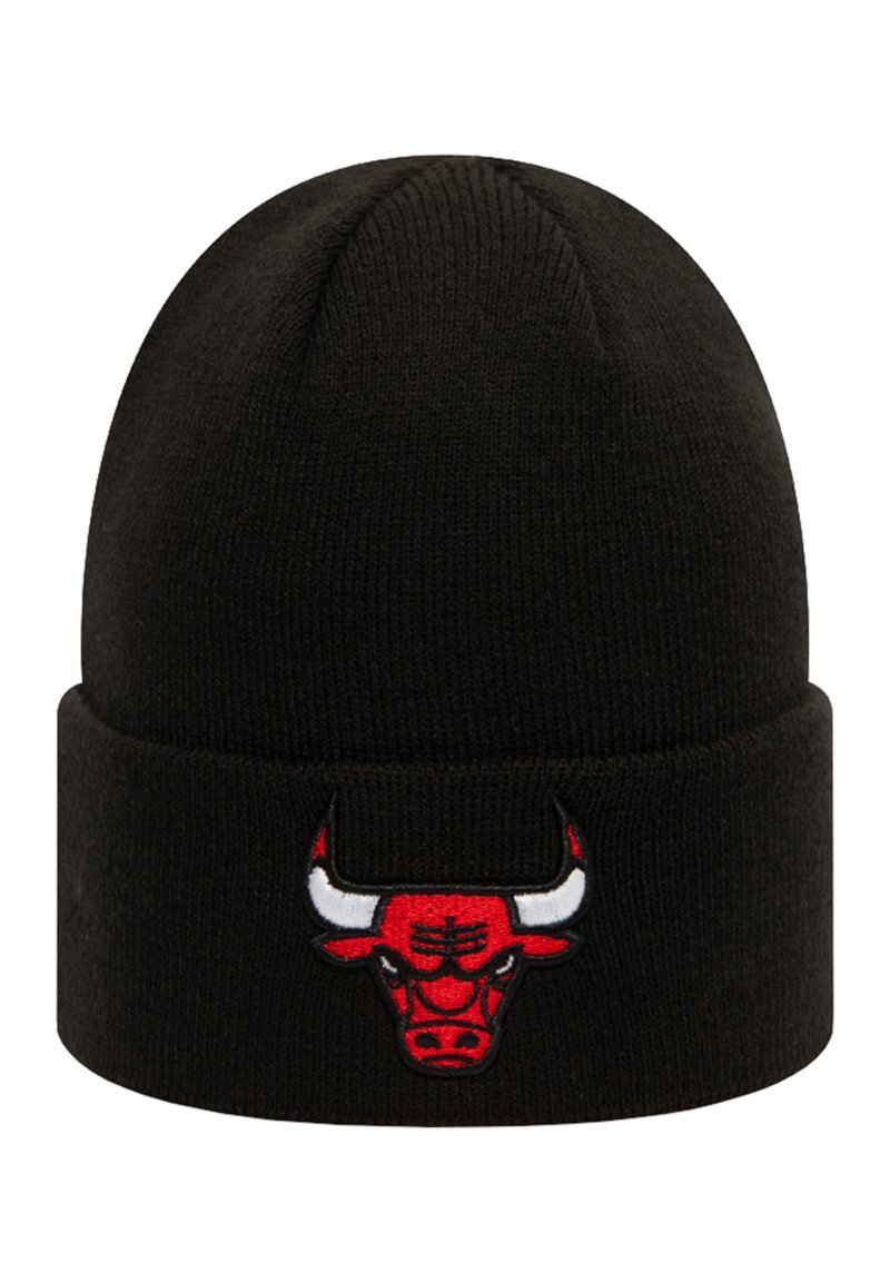 Gorro de lana negro con vuelta, que presenta un logo de toro bordado en rojo y blanco en la parte frontal. Textura suave, diseño estructurado.