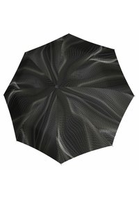 Schwarzer Regenschirm mit einem wirbelnden Wellenmuster in Grau und Weiß. Das Dach ist hal glanzend, hat eine abgerundete Spitze und einen zentralen Knopfmechanismus.