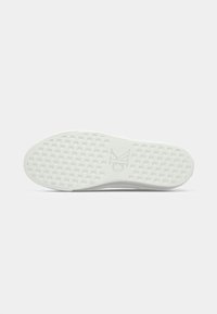 Witte sneakerzool met een gestructureerd patroon, met een centraal "CK" logo. Gladde randen en uniform ontwerp voor optimale grip.