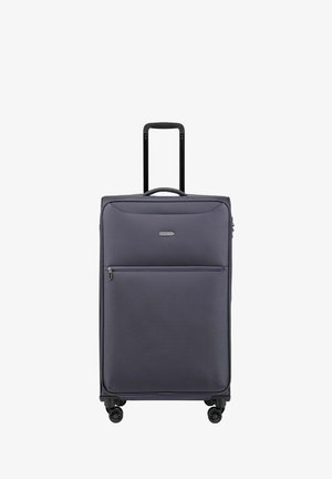 Maleta blanda gris con un bolsillo frontal con cremallera, mango retráctil negro, cuatro ruedas y una textura suave. Apta para viajar.