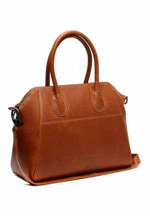 Sac à main en cuir marron avec deux anses supérieures, fermeture zippée et bandoulière amovible, affichant un design structuré et une texture lisse.