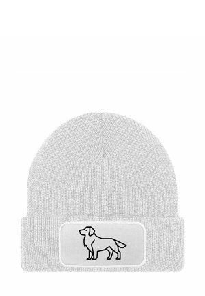 Grau gestrickte Mütze mit umgeschlagenem Saum, auf dem eine schwarze Kontur eines Hundes auf einem weißen Patch zu sehen ist. Weiche Textur und eng gestricktes Design.