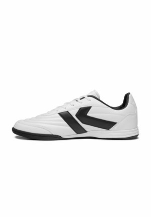 Sneaker bianco dal profilo basso con accenti neri a forma di freccia, suola nera e lacci bianchi, mostrato di profilo su sfondo bianco.