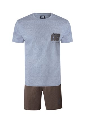 Hellgraues T-Shirt mit kurzen Ärmeln und dem "CR7 Nightwear"-Logo auf der Brust, kombiniert mit dunkelbraunen Shorts mit kleinem Logo am Bein.