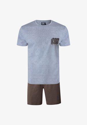 Hellgraues T-Shirt mit kurzen Ärmeln und dem "CR7 Nightwear"-Logo auf der Brust, kombiniert mit dunkelbraunen Shorts mit kleinem Logo am Bein.