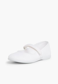 Białe płócienne buty Mary Jane z okrągłym noskiem, elastycznym paskiem i płaską gumową podeszwą. Miękka tekstura z minimalnymi detalami.