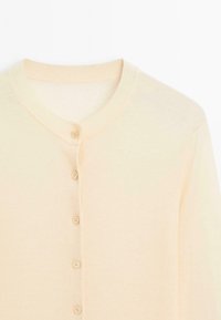 Helle beige Strickjacke mit Rundhalsausschnitt, ausgestattet mit fünf passenden Knöpfen auf der Vorderseite, aus einem weichen, glatten Stoff gefertigt.