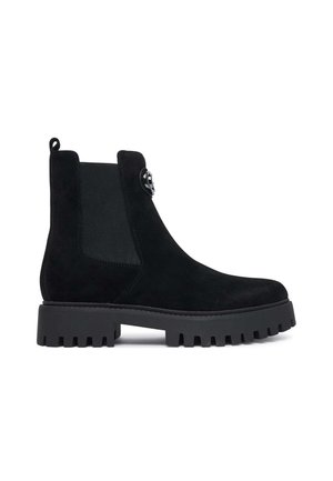 Stivaletto nero in suede con suola spessa chiodata, pannello laterale elastico, linguetta sul tallone e logo metallico decorativo sul lato superiore.
