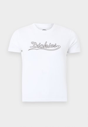 Hvid kortærmet t-shirt med rund hals og "Dickies" skrevet i sort over brystet på en ensfarvet baggrund.