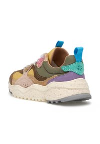 Sneaker multicolore con un mix di suede giallo, verde e marrone e rete. Suola bianca texturizzata con macchie e linguetta sul tallone blu.