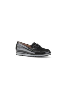 Zwarte loafers met een glanzende patina afwerking en een suedine accent, voorzien van een decoratieve kettingdetail en een lage wiggenhak.