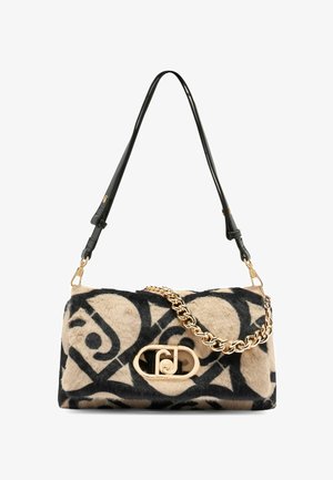 Sac à main en fausse fourrure avec une base beige présentant un motif abstrait noir, une sangle en cuir noir et un accent en chaîne dorée. Quincaillerie de logo doré présente.