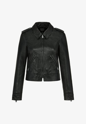 Czarna skórzana kurtka z kołnierzykiem, zapinana na zamek z przodu, z dwoma pionowymi kieszeniami na zamek. Posiada naramienniki i długie rękawy.