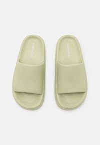 Sandale de plajă de culoare verde deschis, cu o curea texturată și vârf deschis. Realizate dintr-un material flexibil. Caracteristici include un suport de picior căptușit și logo-ul mărcii.