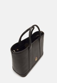 Sac à main en cuir noir avec une finition texturée, deux poignées supérieures, une fermeture magnétique et un accent logo en ton doré à l'avant.