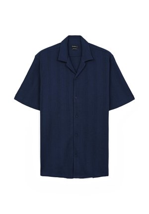 Chemise à manches courtes bleu marine à boutonner, avec une coupe décontractée, un col étalé et un motif texturé subtil.
