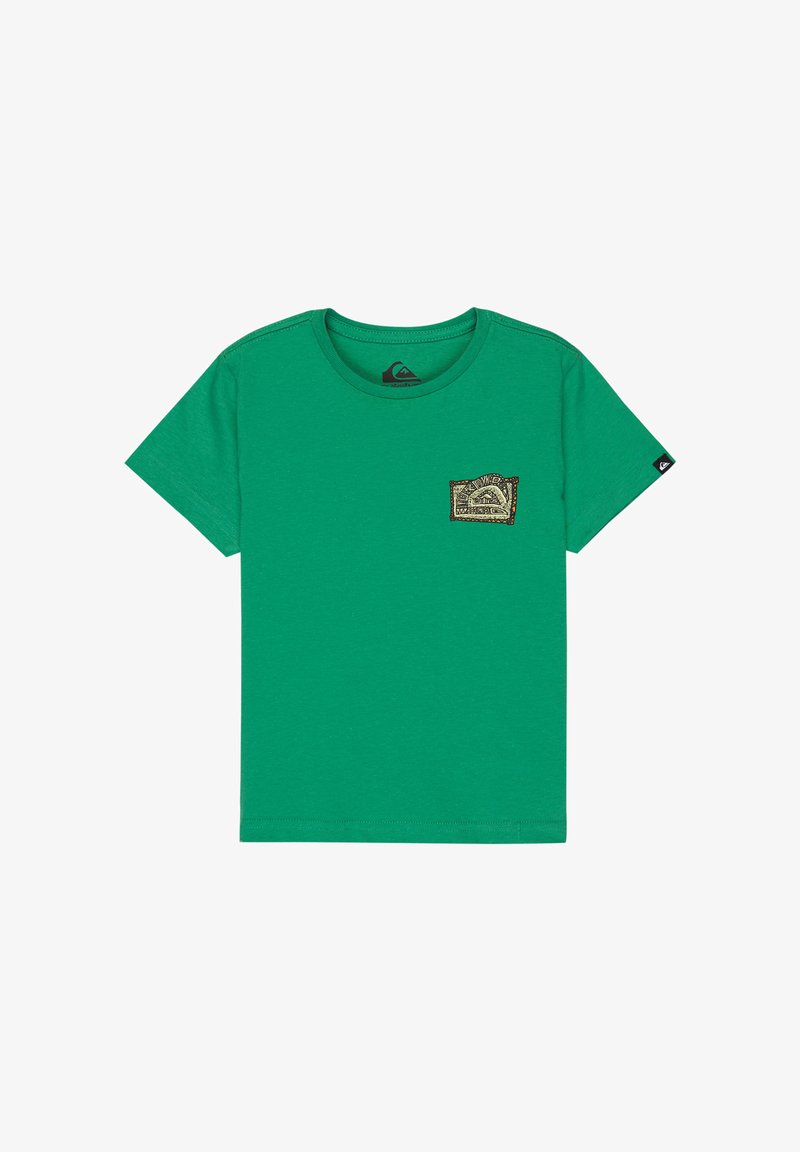 T-shirt vert à manches courtes avec col rond et petite écusson brodé beige présentant un motif géométrique sur le côté gauche de la poitrine.