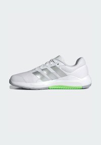 Chaussure de sport blanche avec des bandes grises, des lacets, une tige en mesh respirant et une semelle blanche avec une petite partie antidérapante verte.