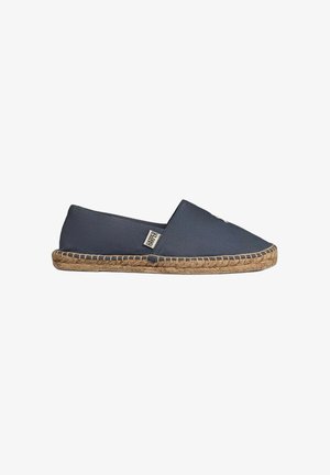 Zapatillas de lona azul marino tipo slip-on con suela de yute trenzado, punta redonda y costuras mínimas. Presenta una pequeña etiqueta de la marca en el lateral.