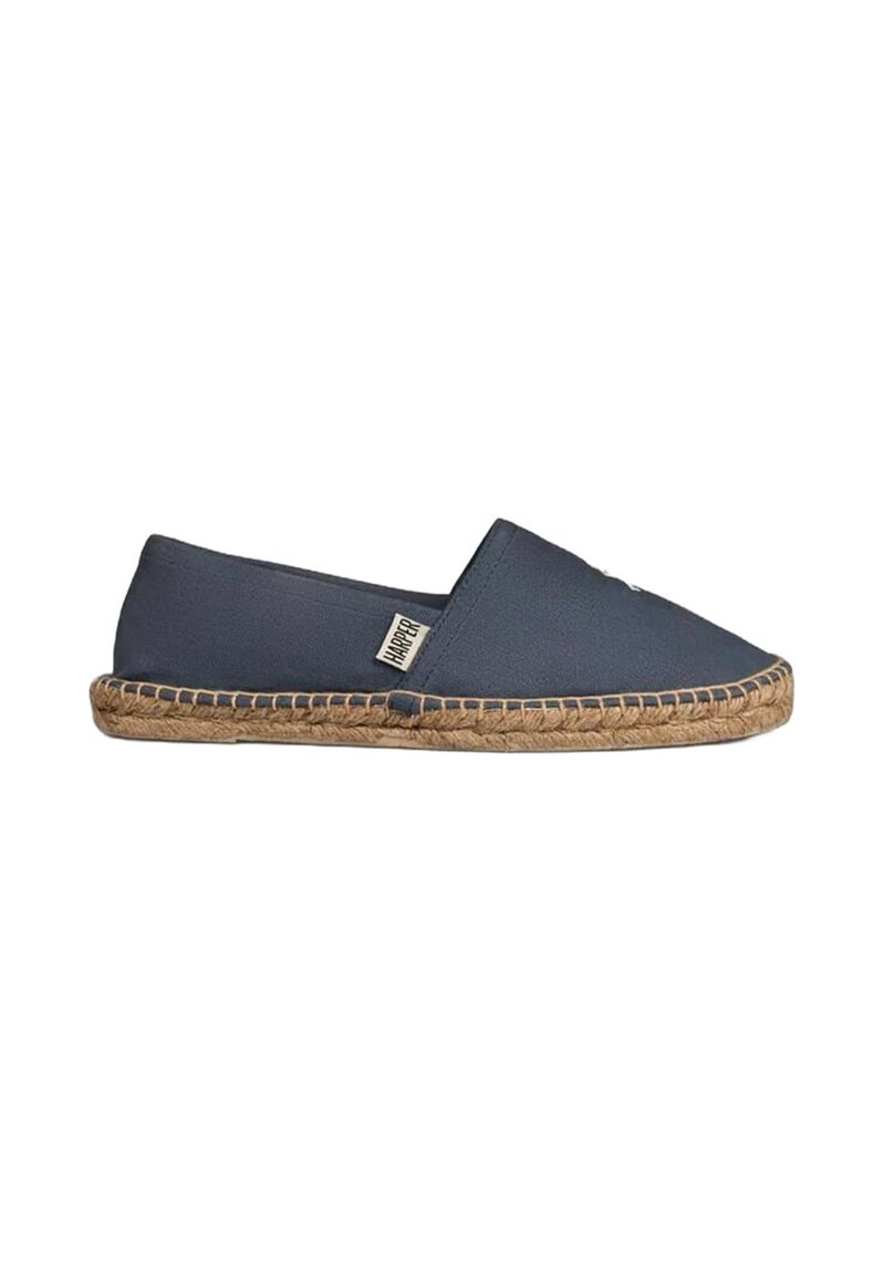 Zapatillas de lona azul marino tipo slip-on con suela de yute trenzado, punta redonda y costuras mínimas. Presenta una pequeña etiqueta de la marca en el lateral.